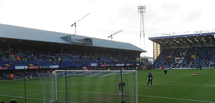 Góc nhìn từ khán đài Fratton Park, cho thấy tầm nhìn rõ ràng ra sân và bầu không khí sôi động.