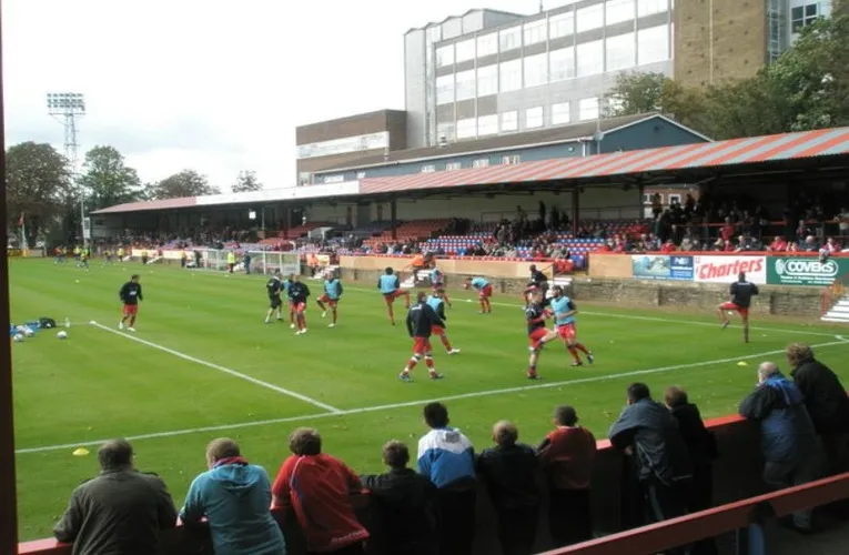 Góc nhìn từ khán đài phía đông tại sân vận động Recreation Ground của Aldershot Town