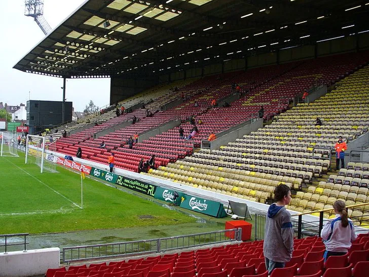 Góc nhìn từ khán đài Rookery, nơi cổ động viên Watford thể hiện chất &quot;quẩy&quot;.