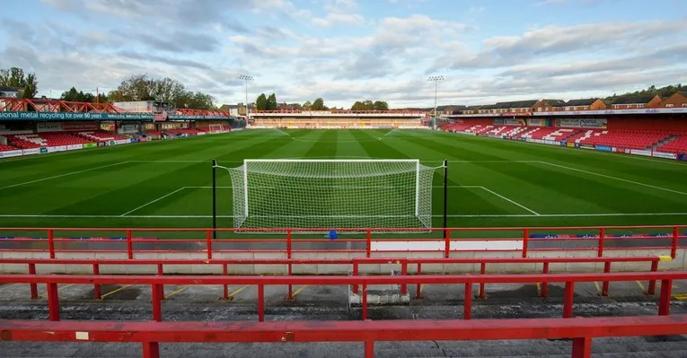 Góc nhìn từ khán đài về sân cỏ Crown Ground, nơi Accrington Stanley thi đấu