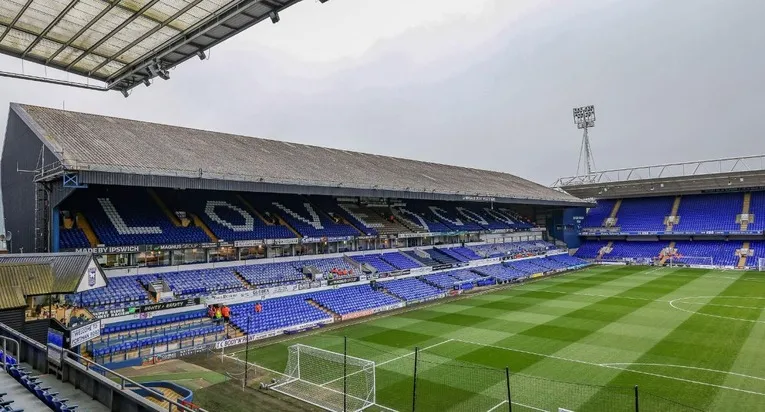Góc nhìn từ khán đài xuống mặt sân xanh mướt của Portman Road
