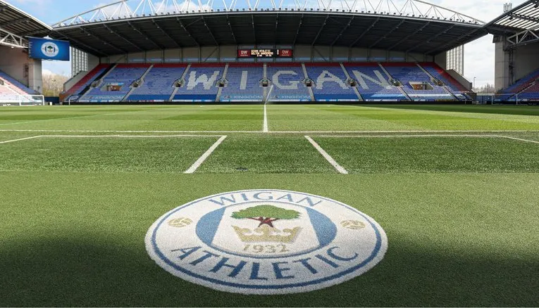 Góc nhìn từ sân cỏ Brick Community Stadium, sân nhà của Wigan Athletic, với khán đài hiện đại