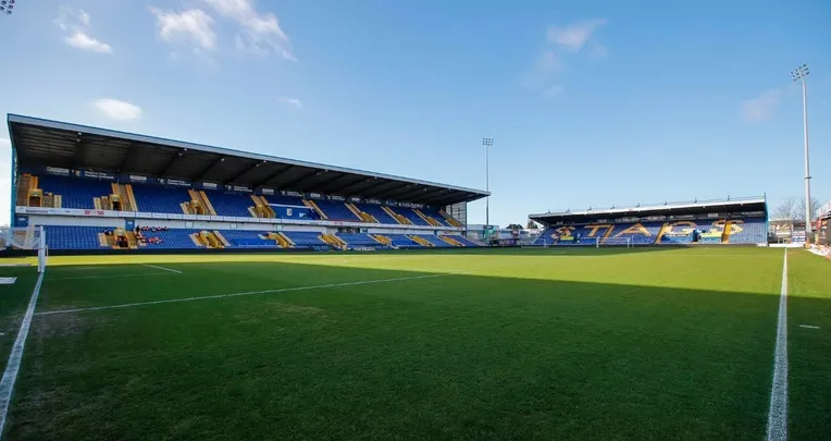 Góc nhìn từ sân cỏ ra khán đài sân Field Mill (One Call Stadium), nơi diễn ra các trận đấu của Mansfield Town