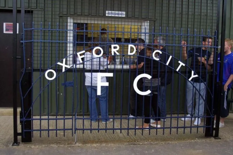 Hàng rào sân Oxford City FC với cổng cũ từ Whitehouse Ground