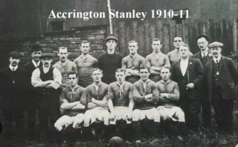 Hình ảnh tổng hợp về lịch sử hình thành và phát triển của Accrington Stanley FC, đội bóng 'không chịu chết'