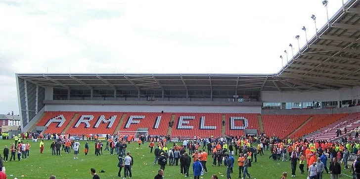 Khán đài Armfield South Stand nhìn từ bên trong sân Bloomfield Road.