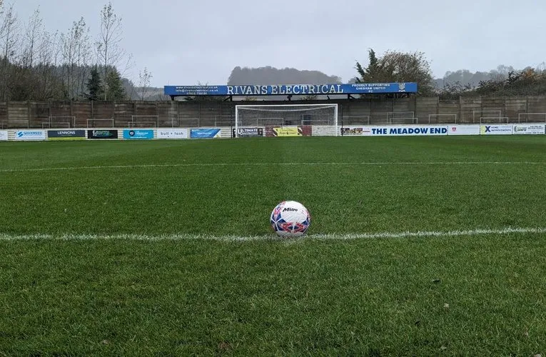 Khán đài bậc thang đặc trưng tại sân The Meadow của Chesham United, nơi các fan cuồng nhiệt đứng cổ vũ