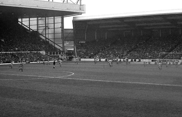 Khán đài Centenary Stand thuở xưa tại Anfield, một phần lịch sử của Lữ đoàn đỏ