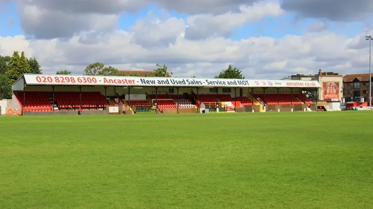 Khán đài chính của Welling United tại Park View Road với ghế đỏ