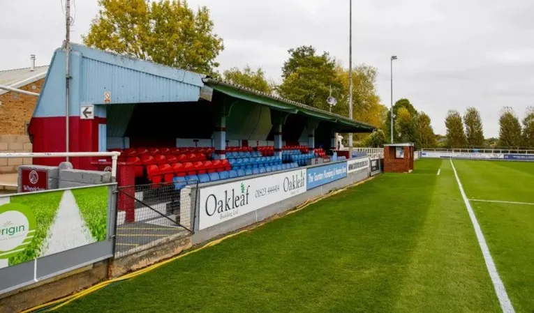 Khán đài chính Dorset and Somerset Air Ambulance Stand tại sân Wordsworth Drive của Taunton Town FC