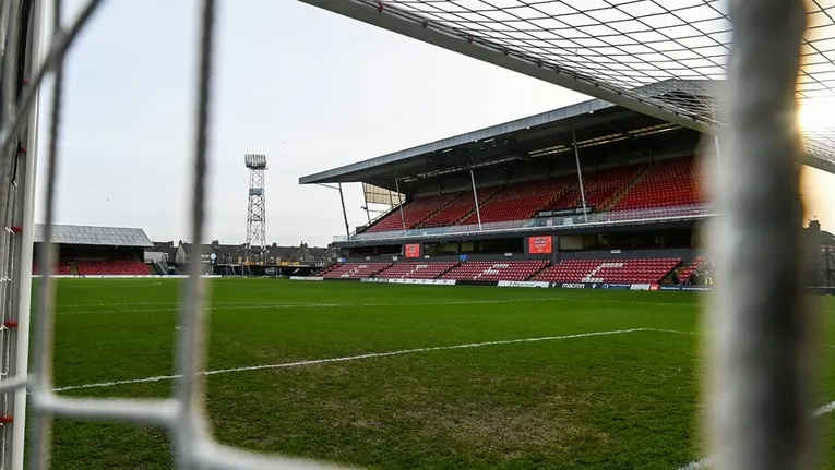 Khán đài chính (Main Stand) của sân Blundell Park, kiến trúc đặc trưng
