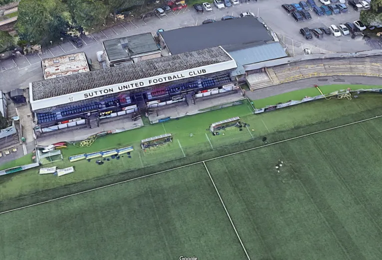 Khán đài chính Main Stand tại sân Gander Green Lane nhìn từ trên cao, nơi có khu vực VIP