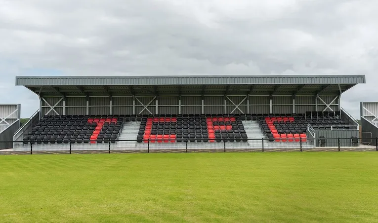 Khán đài chính (Main Stand) với chỗ ngồi hiện đại tại sân Truro Sports Hub
