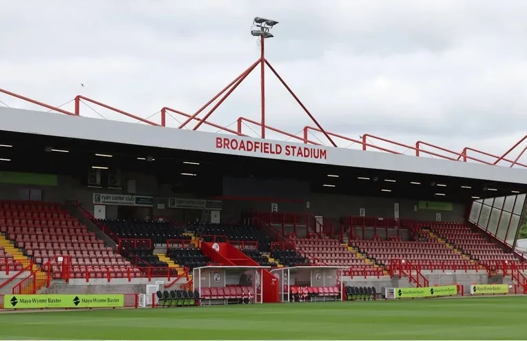 Khán đài chính sân Broadfield