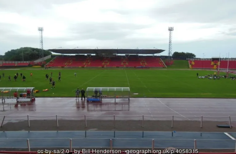 Khán đài chính sân Gateshead International nhìn ra sân cỏ và đường chạy điền kinh