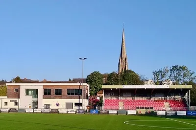 Khán đài chính sân Meadowbank của Dorking Wanderers nhìn từ xa