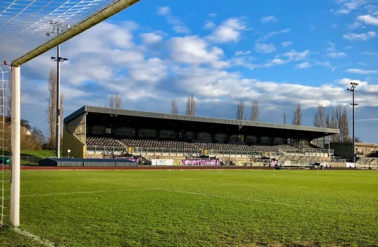 Khán đài chính và khu vực sân điền kinh của sân Melbourne Community Stadium