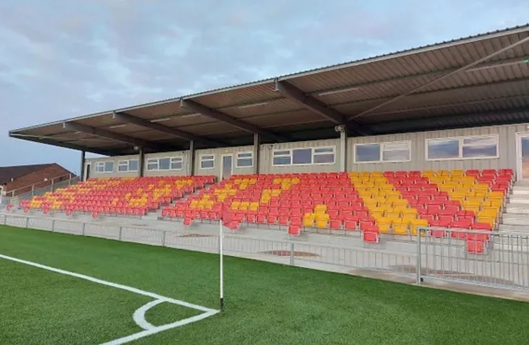 Khán đài có mái che và ghế ngồi tại sân Meadow Park Gloucester