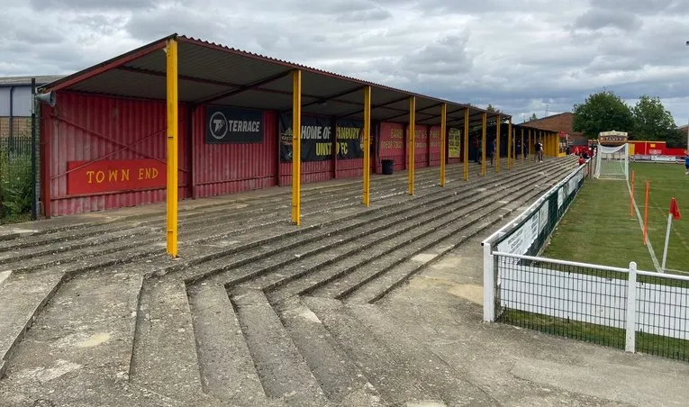 Khán đài đứng khu vực Town End của Spencer Stadium, nơi cổ động viên Banbury United tạo ra bầu không khí cuồng nhiệt