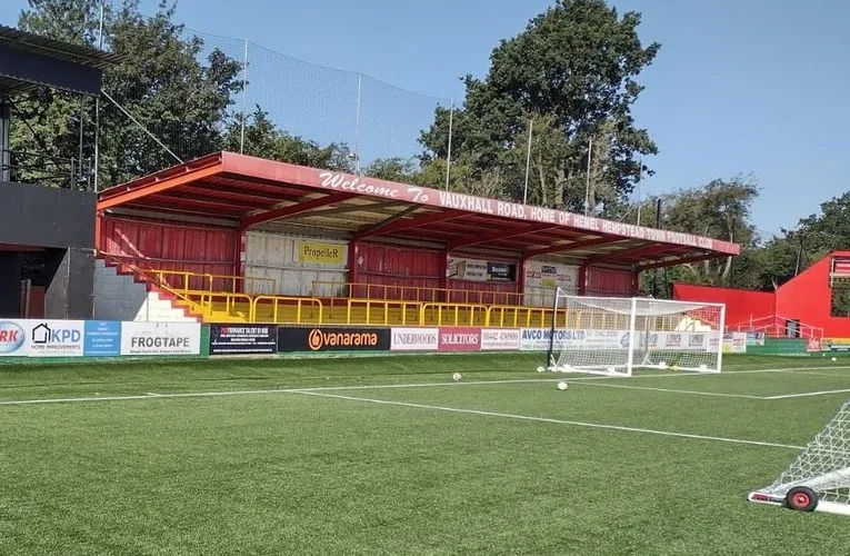 Khán đài đứng truyền thống tại sân Vauxhall Road của Hemel Hempstead Town