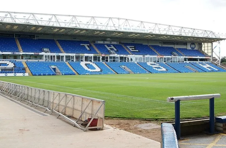 Khán đài hiện đại của sân Weston Homes Stadium, thể hiện không gian cổ vũ sôi động của người hâm mộ Peterborough United