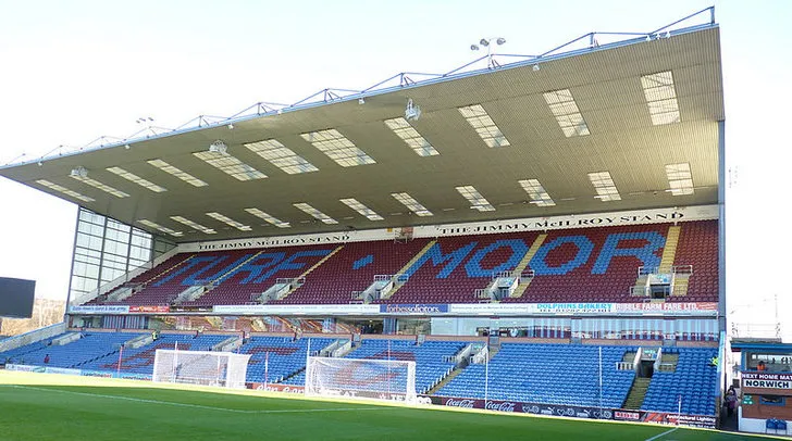 Khán đài Jimmy McIlroy tại sân Turf Moor của Burnley, nơi gia đình và fan cuồng nhiệt cổ vũ