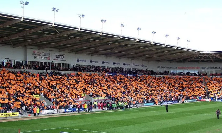 Khán đài Matthews West Stand của sân Bloomfield Road, nơi đặt đường hầm cầu thủ.