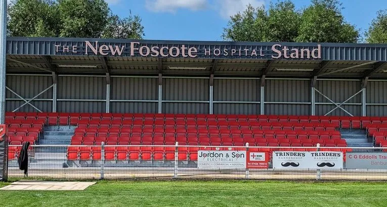 Khán đài mới của Spencer Stadium, phần duy nhất có ghế ngồi, thể hiện sự phát triển của cơ sở vật chất Banbury United