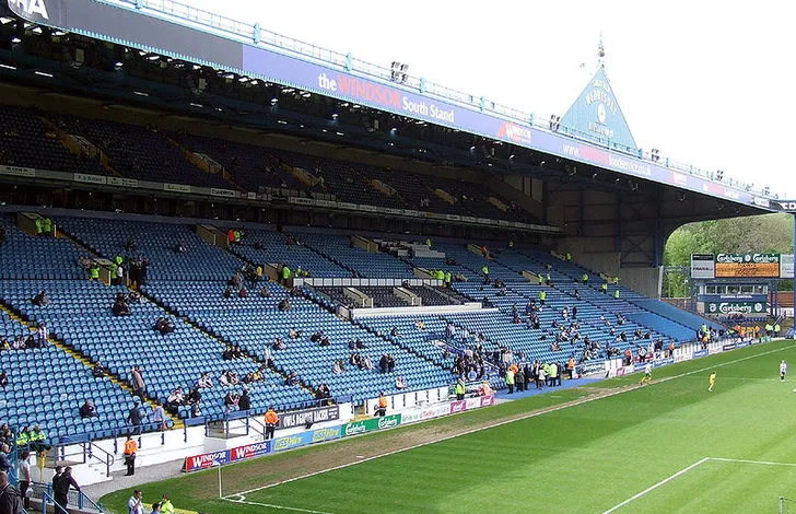 Khán đài Nam (South Stand) của sân Hillsborough với kiến trúc hai tầng ấn tượng