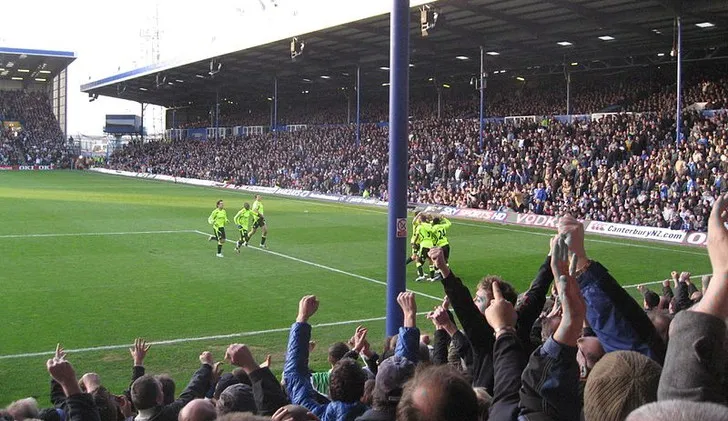 Khán đài North Stand tại Fratton Park, với kiến trúc hai tầng và hàng cột trụ đặc trưng.