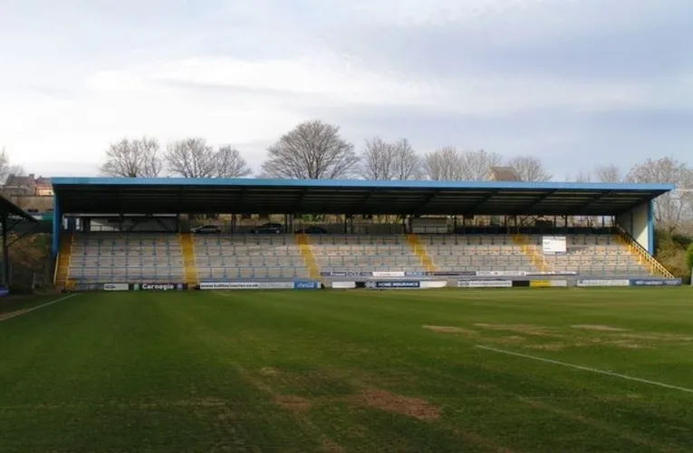 Khán đài North Stand tại sân The Shay, thường dành cho các cổ động viên đội khách