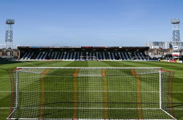 Khán đài phía sau khung thành tại Blundell Park, nơi hội tụ cảm xúc CĐV
