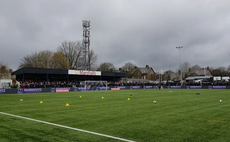Khán đài Railway End có mái che tại sân Silverlands, nơi cổ động viên Buxton FC cổ vũ nồng nhiệt.