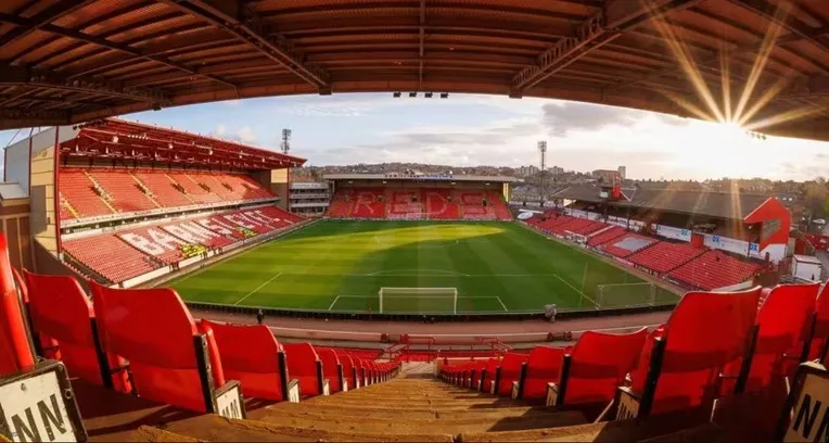 Khán đài sân Oakwell nhìn ra sân, nơi các CĐV Barnsley hòa mình vào trận đấu