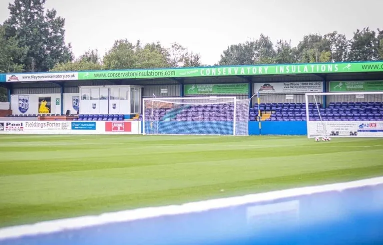 Khán đài sau khung thành tại sân Stainton Park của Radcliffe FC