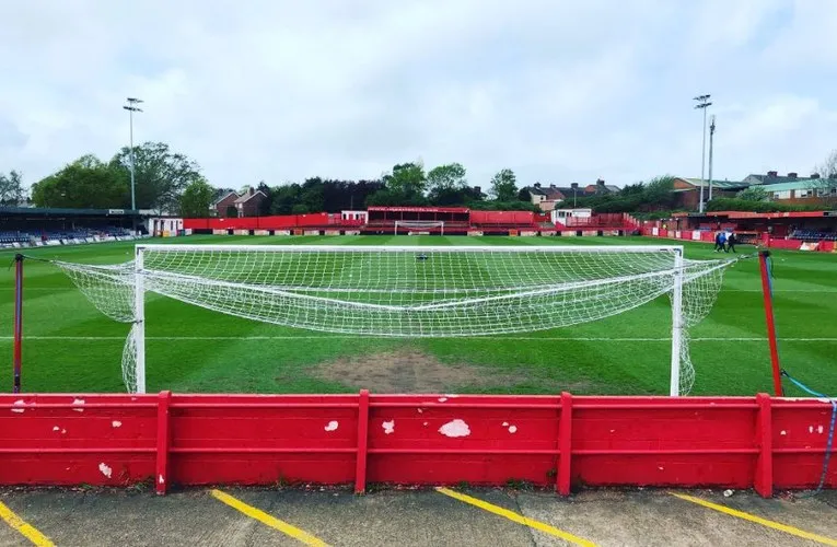 Khán đài sau khung thành tại sân vận động Impact Arena của Alfreton Town