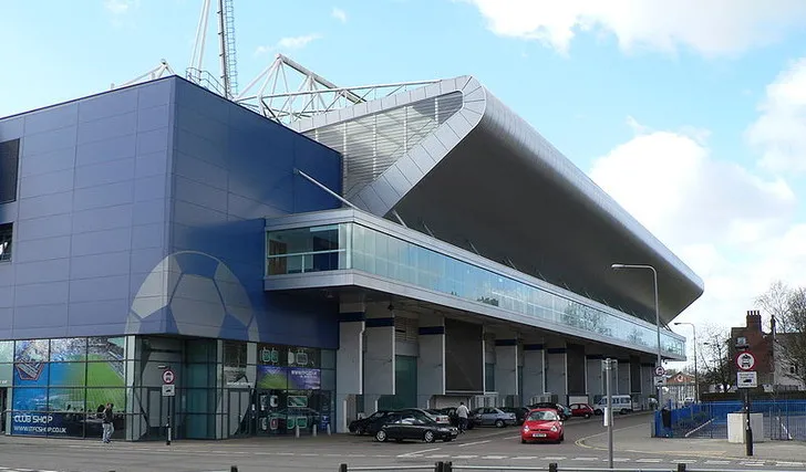 Khán đài Sir Bobby Robson (North Stand) rực rỡ dưới ánh nắng tại sân Portman Road