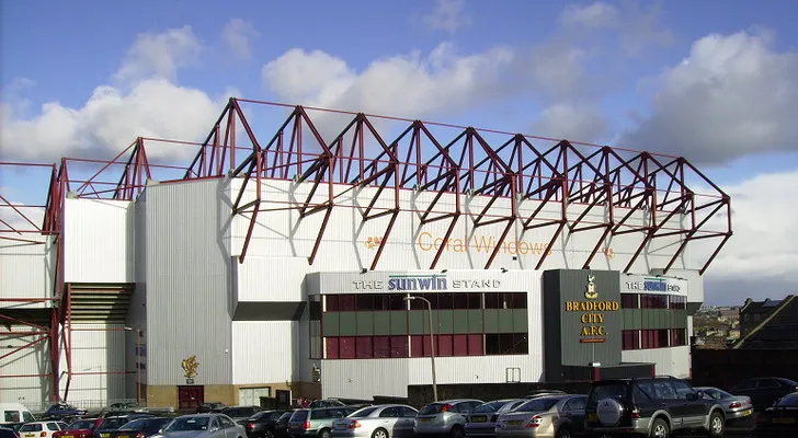 Khán đài Sunwin Stand tại sân Valley Parade, một phần kiến trúc đặc trưng của sân nhà Bradford City