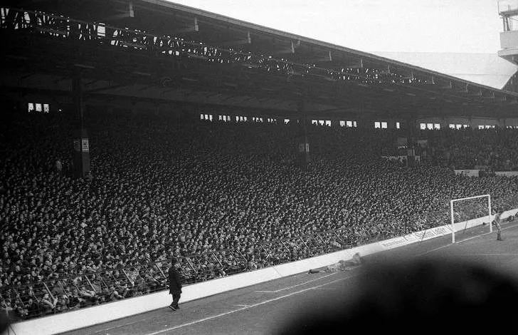 Khán đài The Kop cổ điển, nơi chứng kiến lịch sử và sự cuồng nhiệt của fan Liverpool