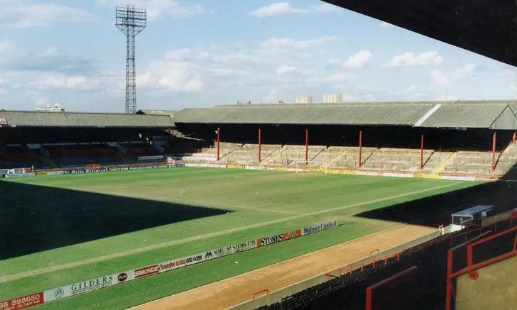 Khán đài The Kop và John Street tại Bramall Lane năm 1989