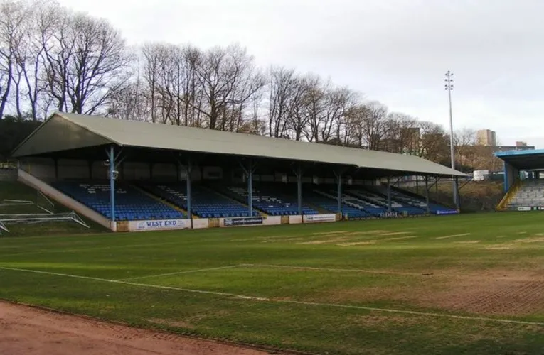 Khán đài West Stand, phần cổ kính nhất của sân The Shay