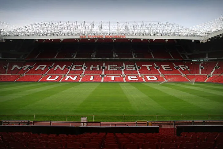 Không gian bên trong sân Old Trafford với các khu vực chức năng hiện đại
