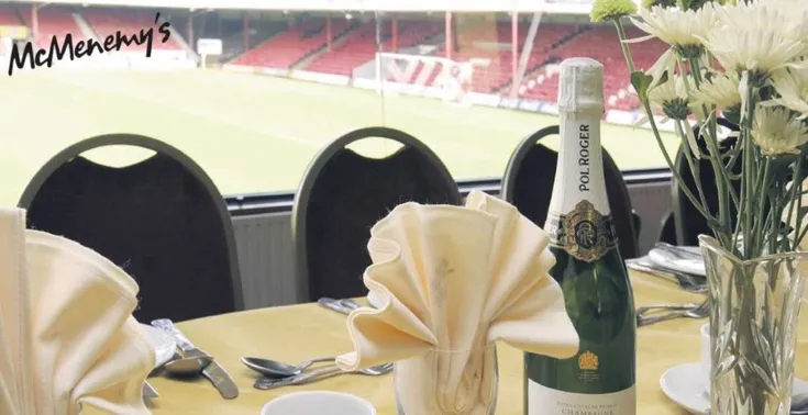 Không gian dịch vụ cao cấp McMenemy’s Suite tại sân Blundell Park, Grimsby Town