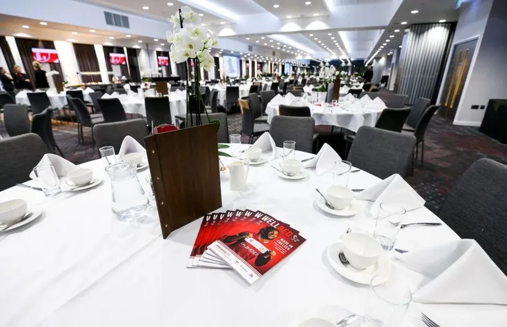 Không gian sang trọng của một trong các phòng khách VIP tại sân Ashton Gate, nơi mang đến trải nghiệm đẳng cấp.