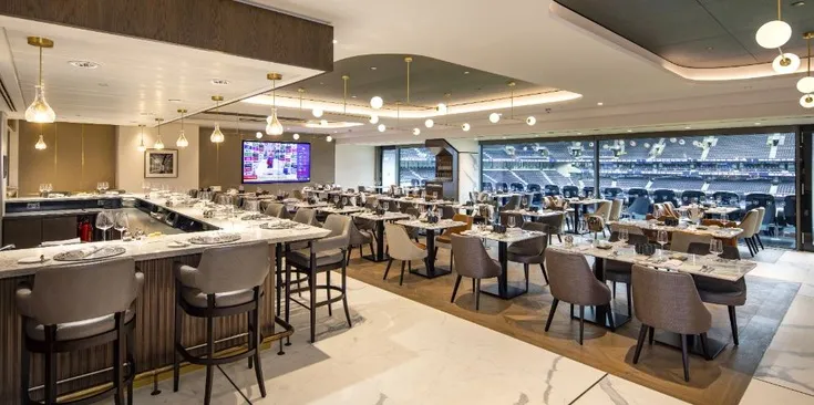 Không gian sảnh VIP sang trọng The H Club tại Tottenham Hotspur Stadium