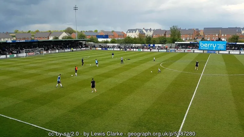 Không khí cuồng nhiệt ngày thi đấu tại Raymond McEnhill Stadium của Salisbury FC