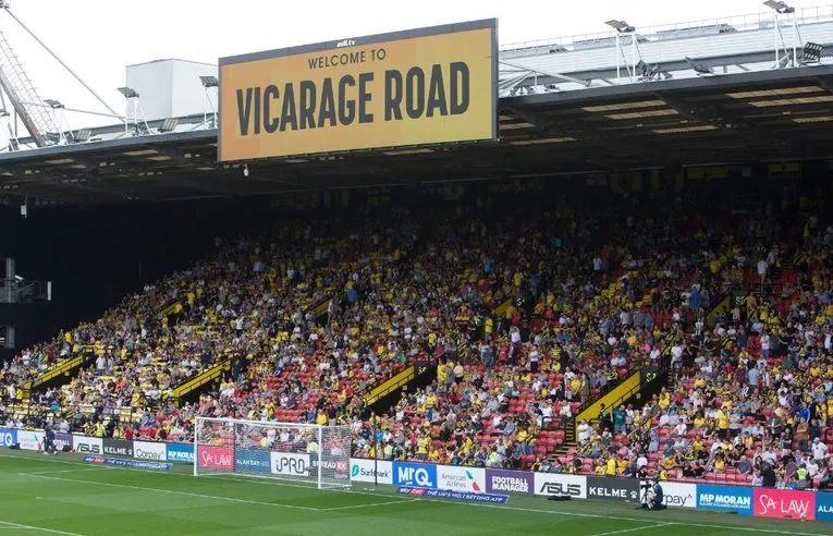Không khí cuồng nhiệt trên khán đài Vicarage Road vào ngày có trận đấu.