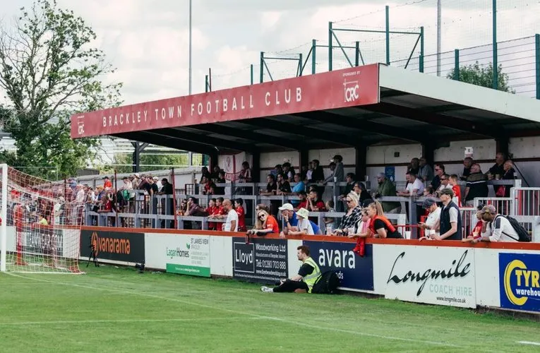 Không khí ngày thi đấu tại St James Park Brackley, với sân cỏ được chuẩn bị sẵn sàng cho trận cầu hấp dẫn của Brackley Town.