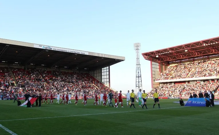 Không khí sôi động ngày thi đấu tại sân Oakwell, chuẩn bị cho trận cầu Barnsley