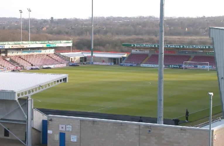Không khí sôi động trước trận đấu tại sân Sixfields của Northampton Town
